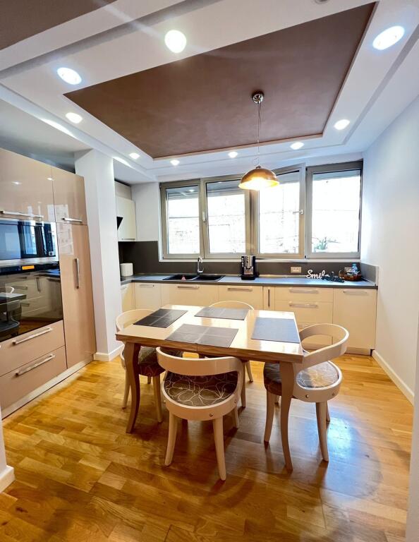 Apartament 2+1 tek Sheshi "Skëndërbej" pranë pallatit “Galeria”