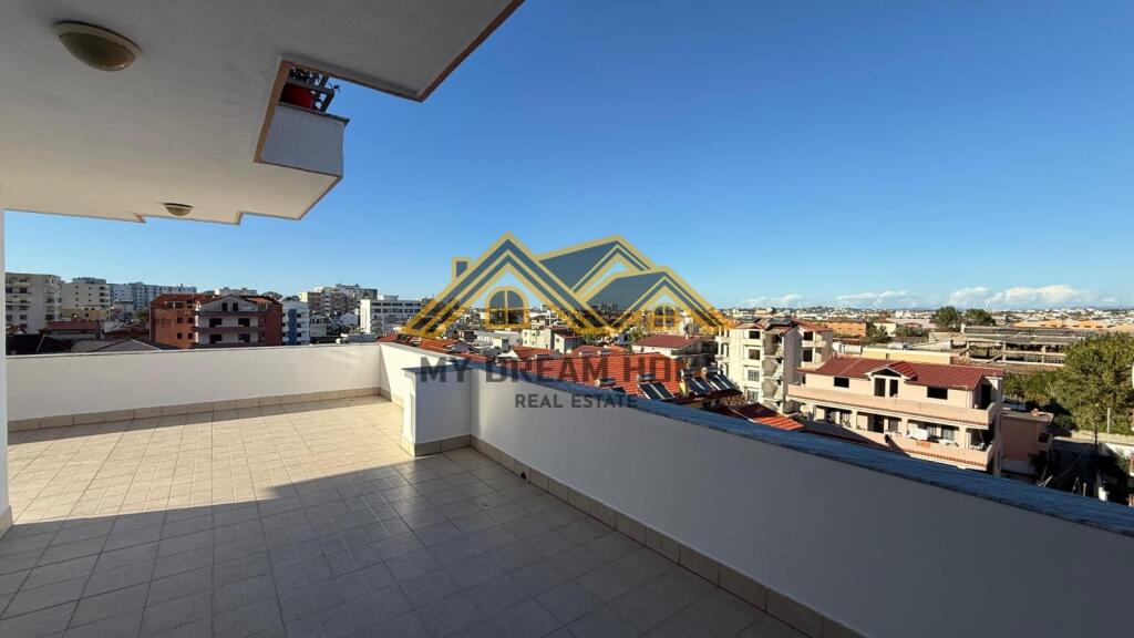 Apartament 2+1+Verand Në Shitje në Plazh Durrës