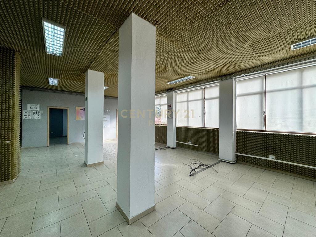 Ambient Komercial me Qira – Rruga e Elbasanit, pas Ambasadës Amerikane