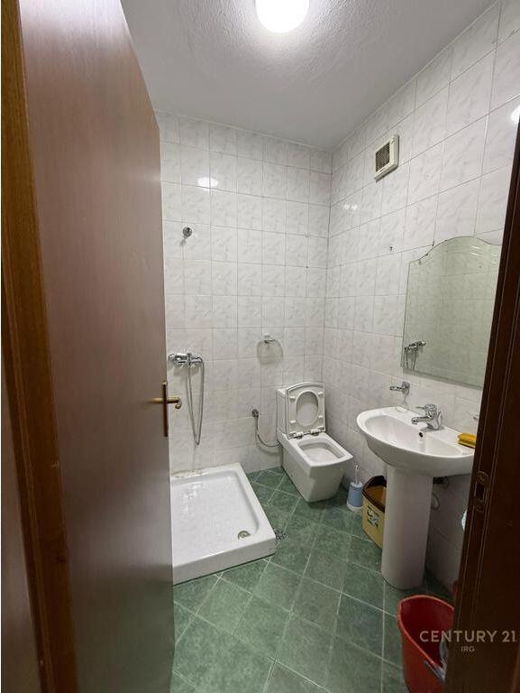 Zyrë me qira në zonën e Komunës së Parisit