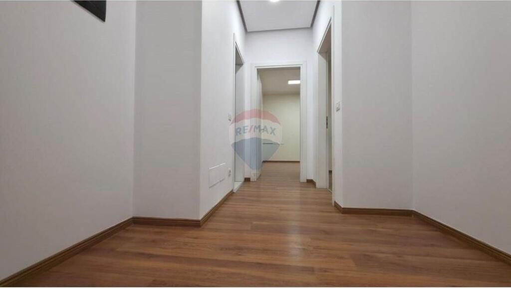 Zyre me qira/ RING CENTER, ZOG TE ZI