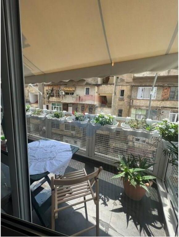 Shitet apartament 2+1 ne qender!