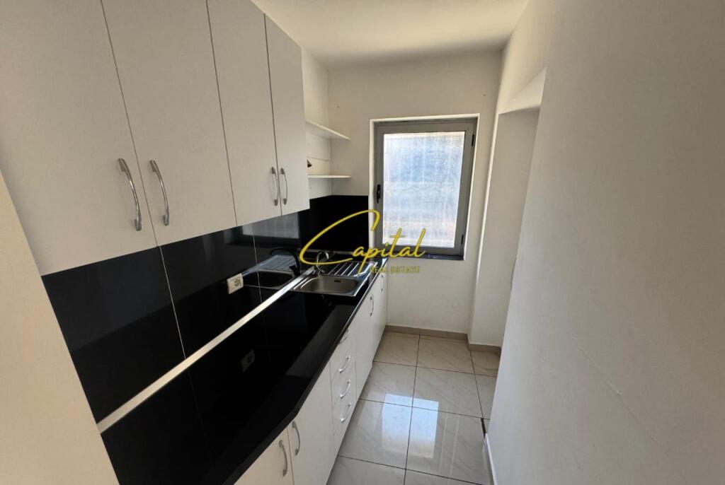 ZYRE ME QERA 100 M2 RRUGA MINE PEZA 800 EURO