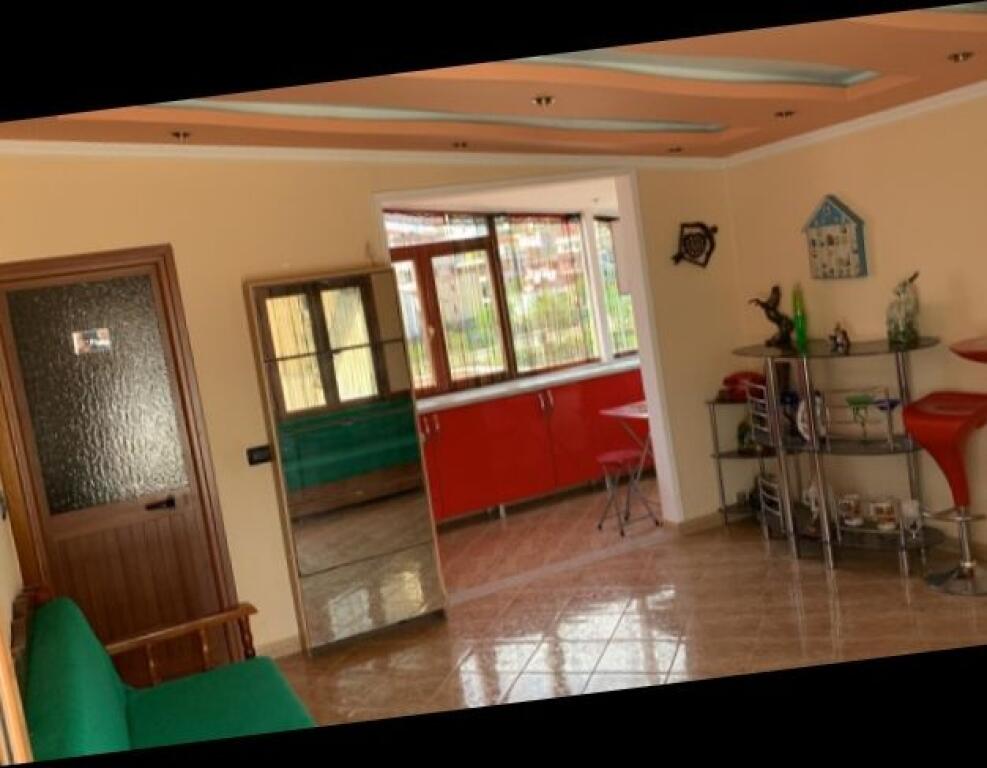 Jepet kat vile me qera,