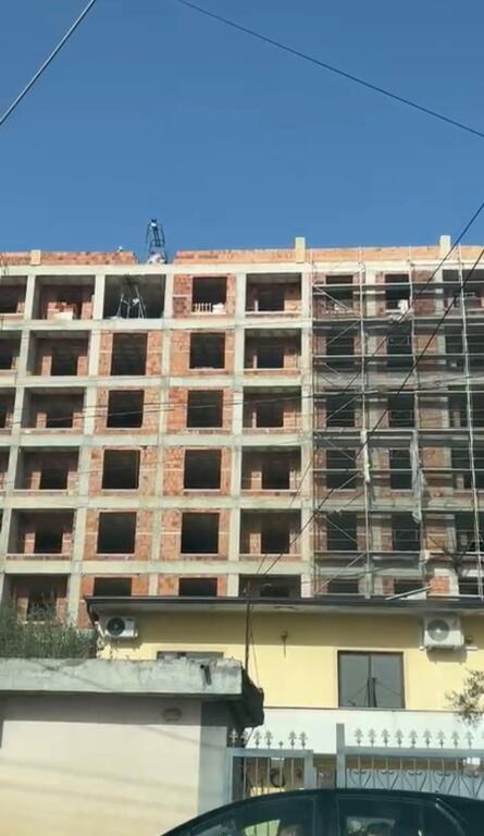 Shitet apartament 2+2 ne Kamez