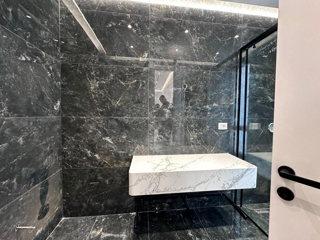 Vilë 3-Katëshe me Qera me Pishini në zonën e Liqenit të Thatë , Fz Forest