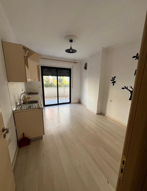 2+1+2 Me Qera, Astir, Tek Rrethi