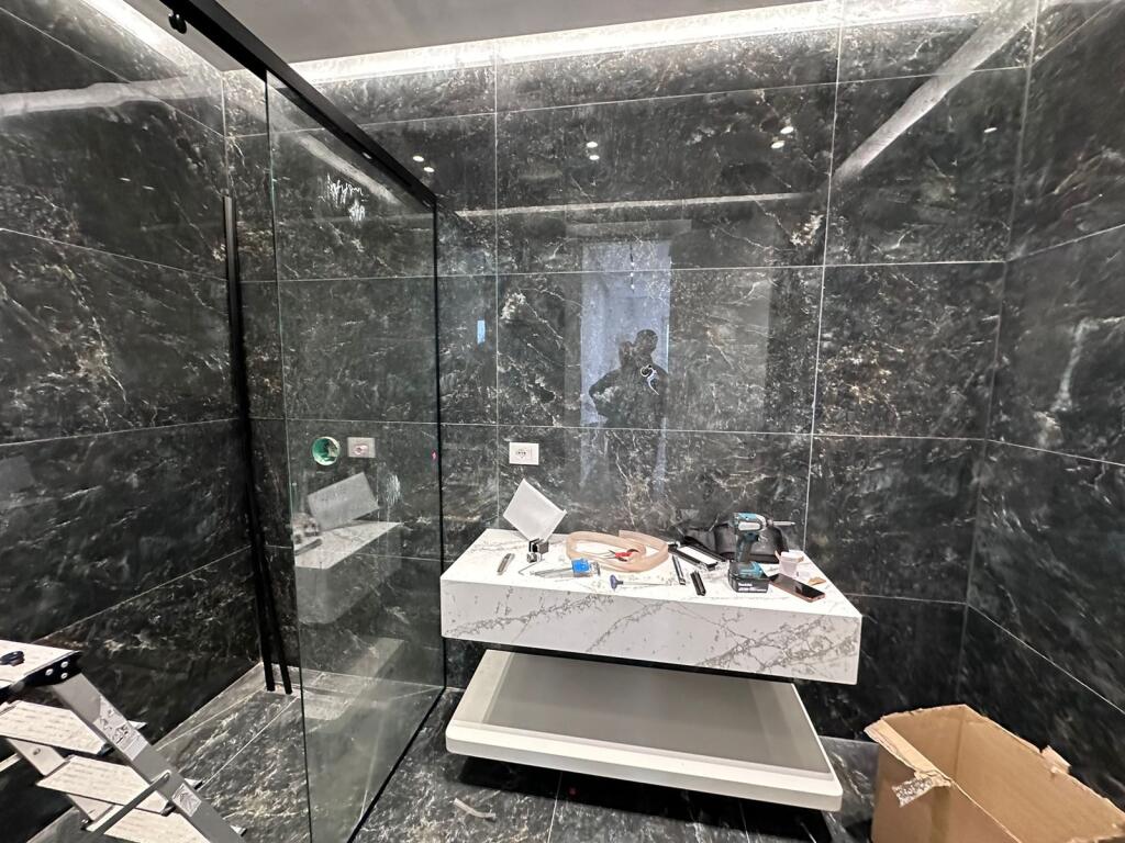 Vilë me Qera 3-Katëshe në zonën e Liqenit të Thatë