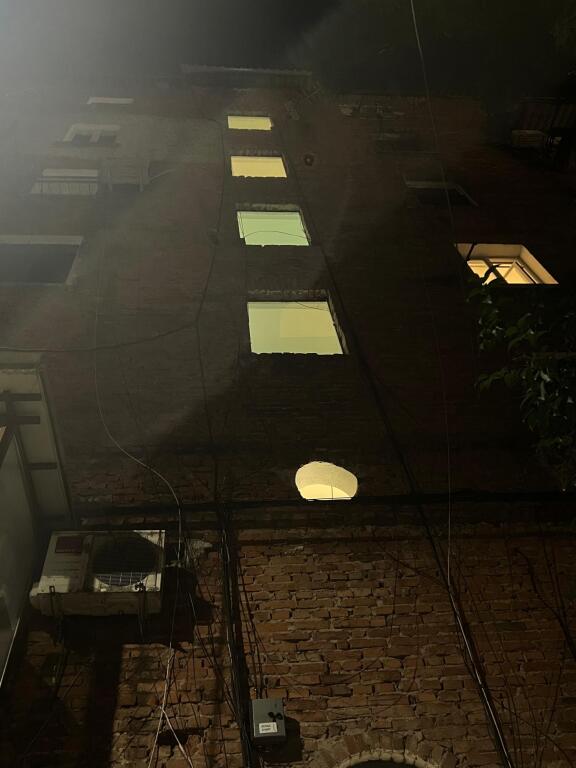 Shitet Apartament tek Shallvaret, super mundesi per investim