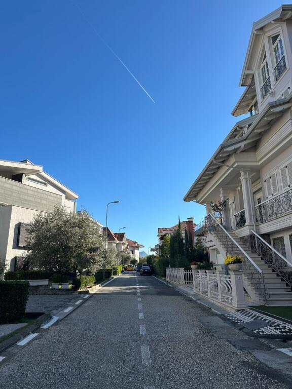 📌 Shitet Vilë 4-Katëshe në Rezidencën Akacia Hills!