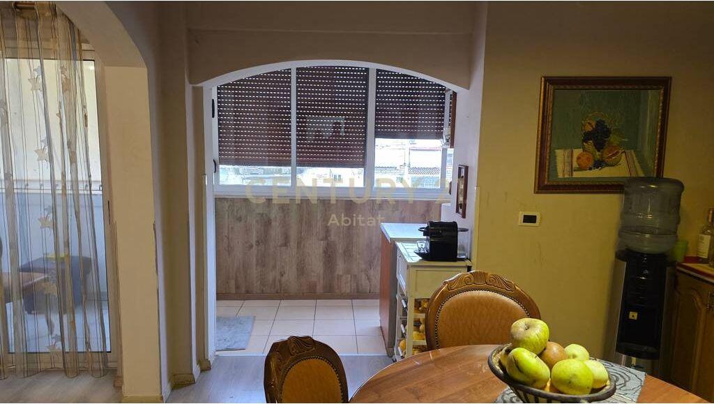 Shitet Apartament 2+1+2 ballkone në Vasil Shanto 230,000 €