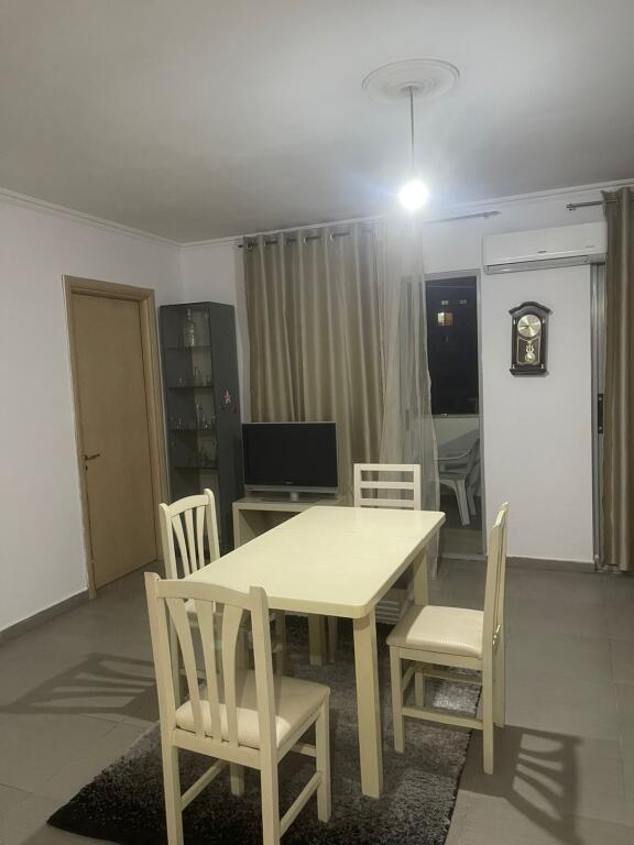 🏡 Apartament 2+1 me Qira – Komuna e Parisit (Crystal Center)