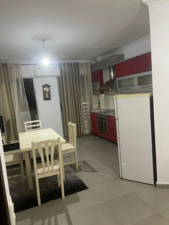 🏡 Apartament 2+1 me Qira – Komuna e Parisit (Crystal Center)