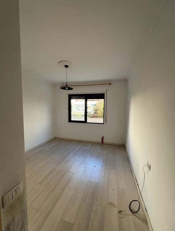 2+1+2 Me Qera, Astir, Tek Rrethi