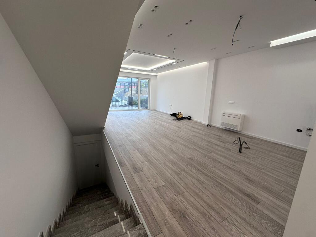 Vilë 3-Katëshe me Qera me Pishini në zonën e Liqenit të Thatë , Fz Forest