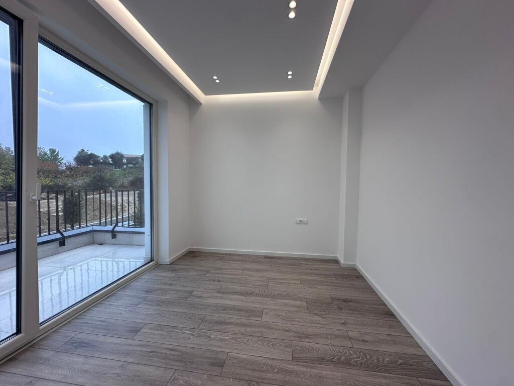 Vilë 3-Katëshe me Qera me Pishini në zonën e Liqenit të Thatë , Fz Forest