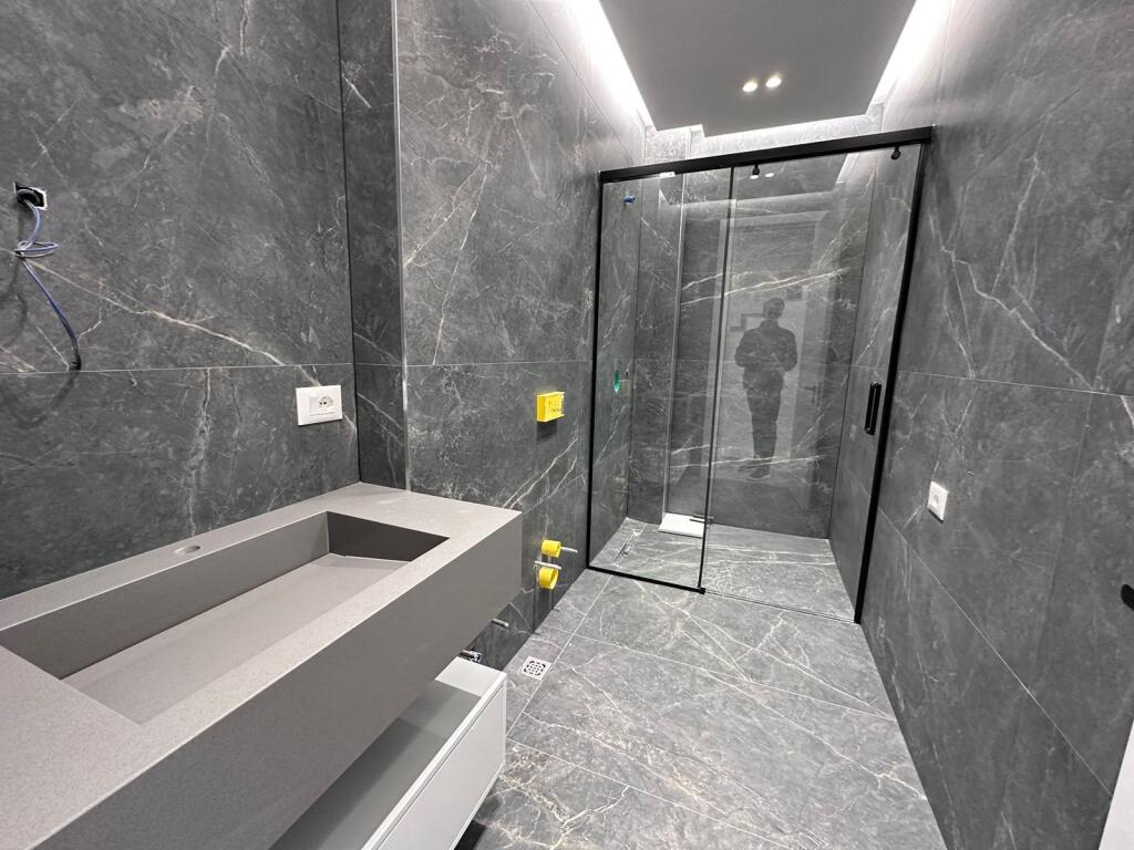 Vilë 3-Katëshe me Qera me Pishine në zonën e Liqenit të Thatë