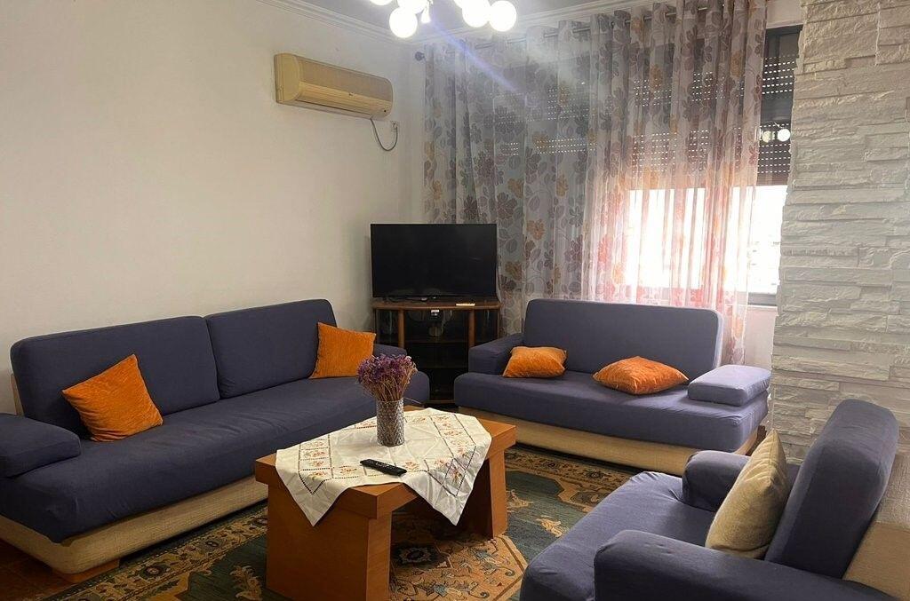 Apartament 2+1 me Qira pranë Gjimnazit “Partizani” – Totalisht i Mobiluar