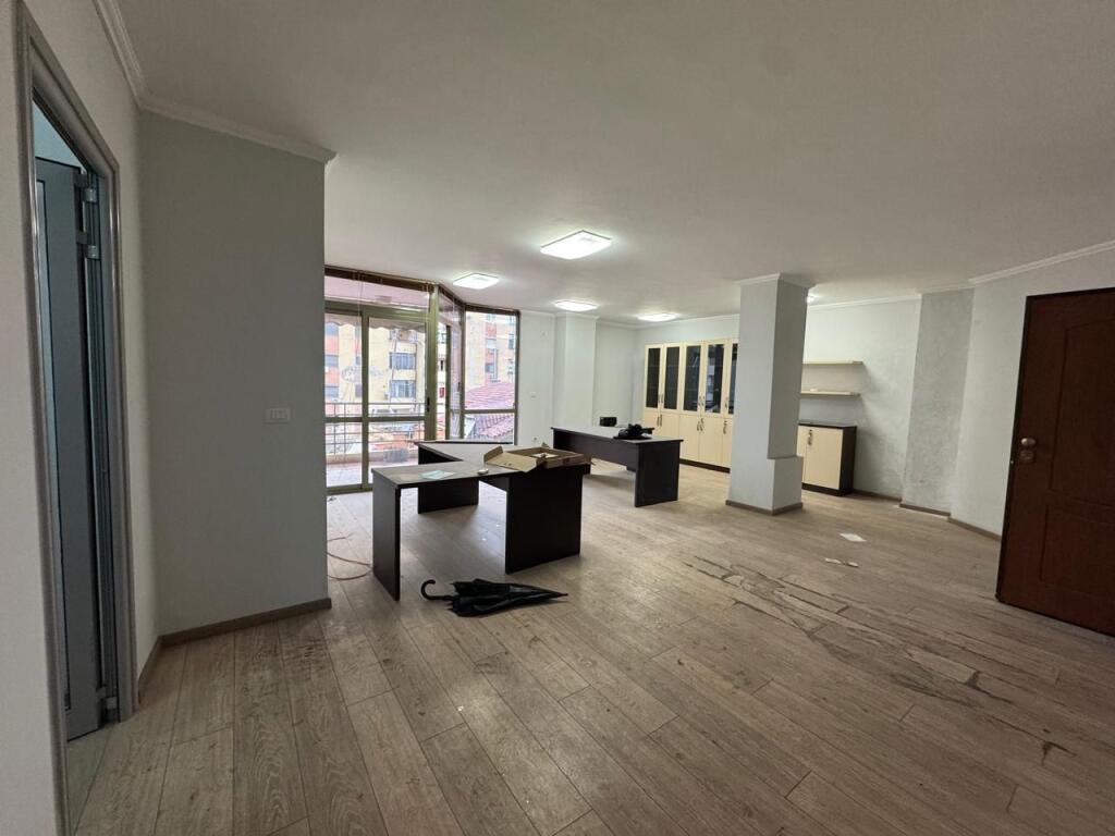 21 Dhjetori afer Hotel Mondial  ‣ Shitet apartament 2+1