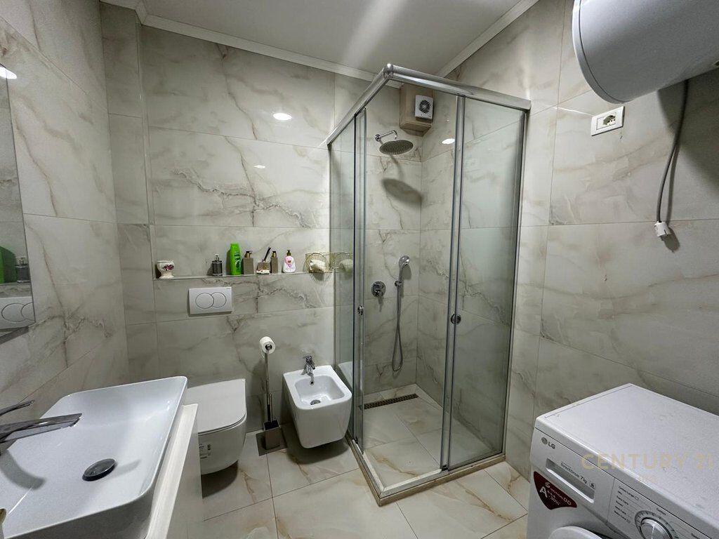 Apartament me qira në Qendër, përballë Parlamentit