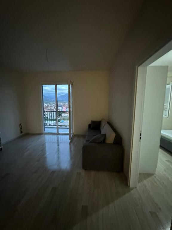 Bathore , Apartament  1+1 per qera