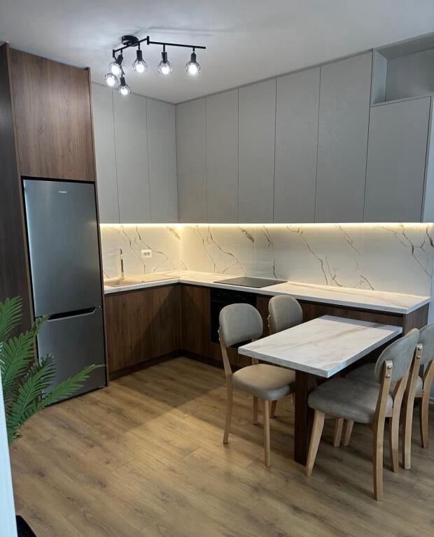 Appartamento 2+1+balcone in affitto 900€ Zogu i Zi, di fronte a Ringu