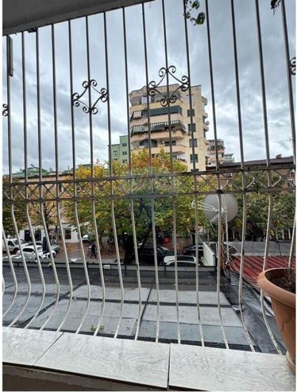 Apartament me qira 3+1 në zonën e Bllokut, Tiranë