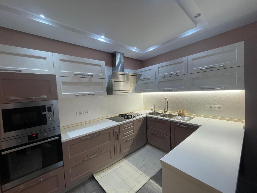 JEPET PËR QIRA APARTAMENT 2+1 TEK RRUGA E KOSOVARËVE !!