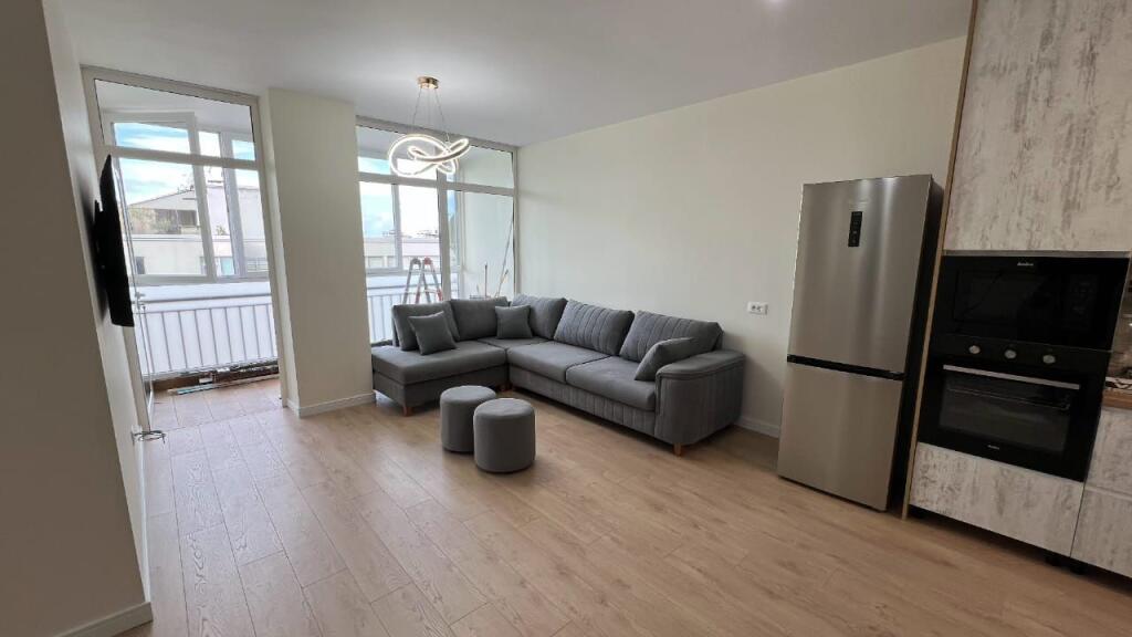 Apartament 2+1per Qira Komuna E Parisit