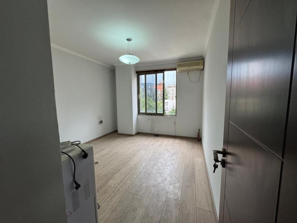21 Dhjetori afer Hotel Mondial  ‣ Shitet apartament 2+1