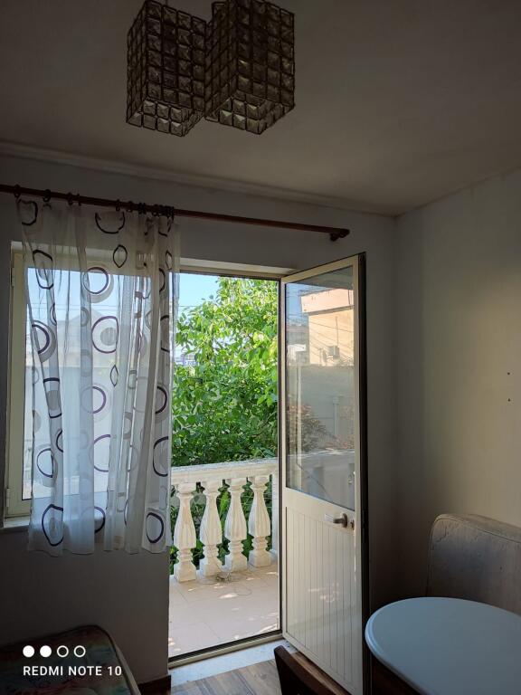 APARTAMENT 1+1. 30000 LEKE.ISH TREGU ELEKTRIKE.