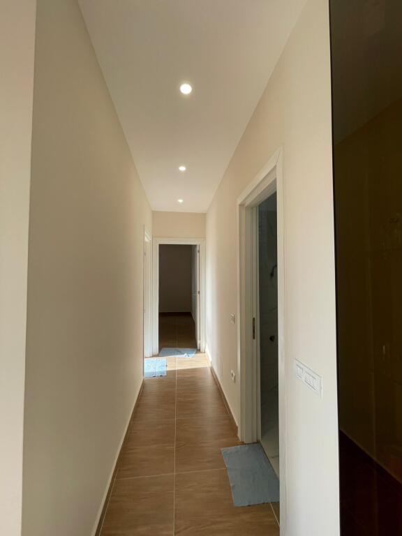 🏡 APARTAMENT ME QERA – Spitall, Durrës Prane Varrezave te Vjetrra