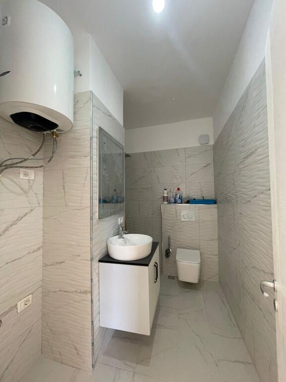 🏡 APARTAMENT ME QERA – Spitall, Durrës Prane Varrezave te Vjetrra