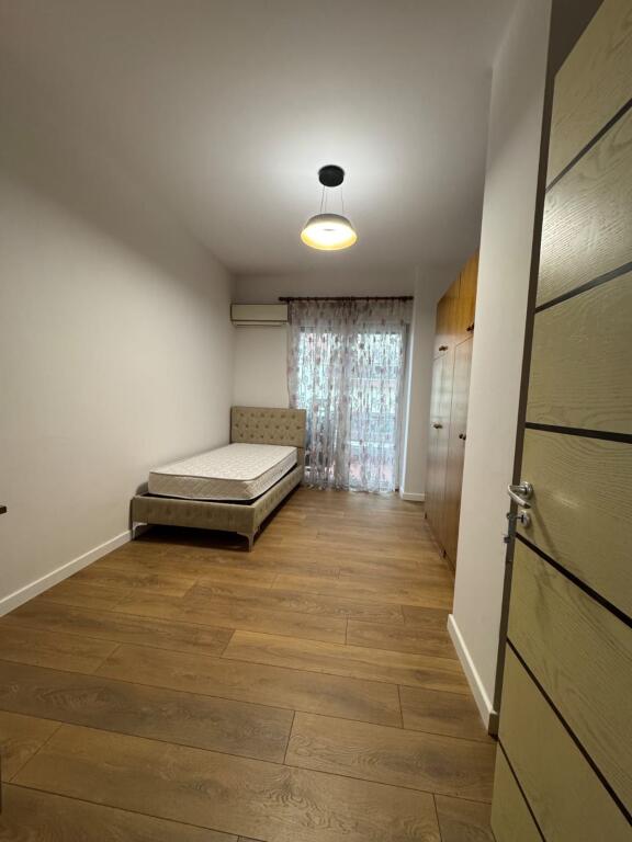 Shitet,Apartament 2+1+2 Oxhaku,Tirana.