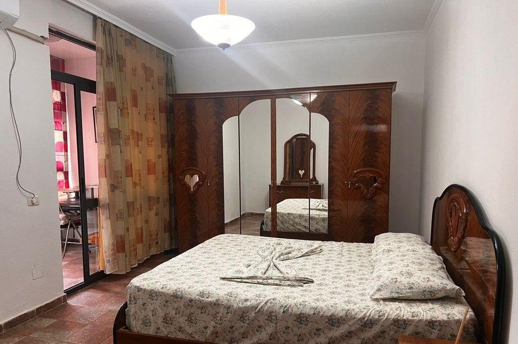 Apartament 2+1 me Qira pranë Gjimnazit “Partizani” – Totalisht i Mobiluar