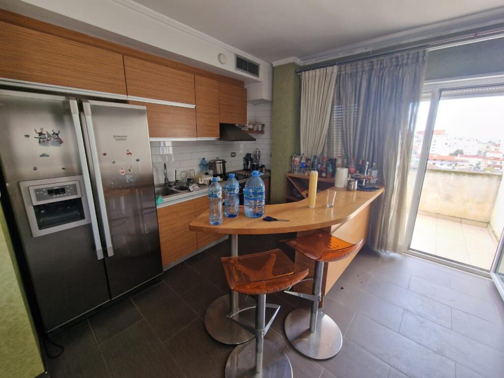 Shitet penthouse 2+1+2 tualete+3 ballkone te Zogu i Zi me cmim OKAZION 1800