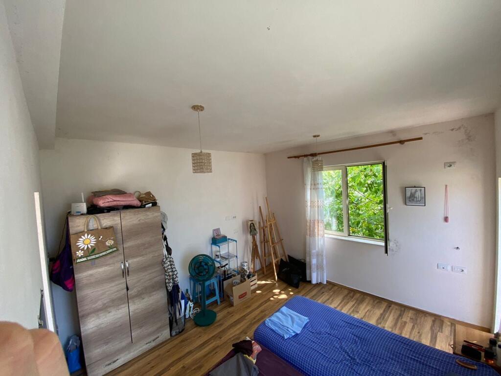 APARTAMENT 1+1. 30000 LEKE.ISH TREGU ELEKTRIKE.