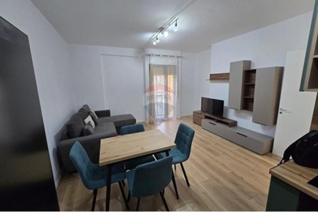 Jepet apartament 1+1+parkim me qira tek Shkolla Baletit.