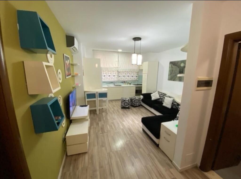 Tirane mbi Shkollën e Baletit Jepet me Qera Apt 1+1+A+BLK Kati i 2, 62 m2, Çmimi 40,000 Leke/Muaj.