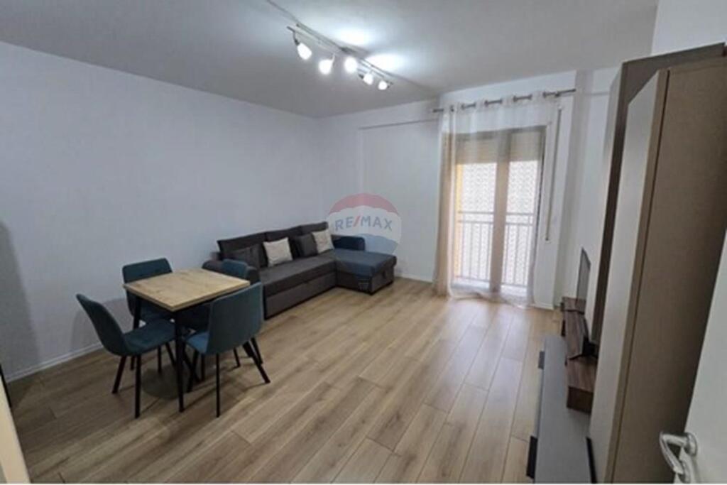 Jepet apartament 1+1+parkim me qira tek Shkolla Baletit.