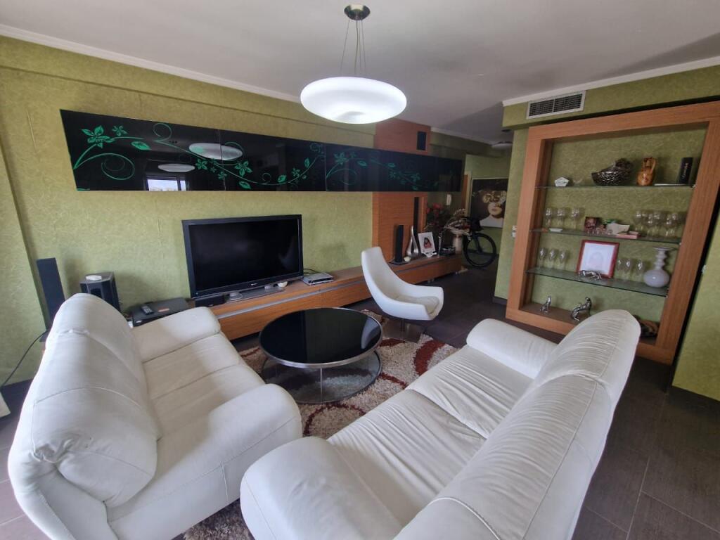 Shitet penthouse 2+1+2 tualete+3 ballkone te Zogu i Zi me cmim OKAZION 1800