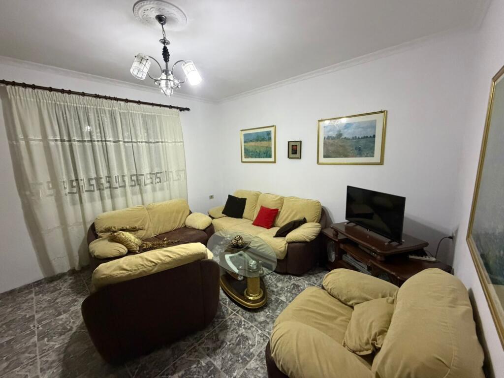 JEPET ME QIRA APARTAMENT 2+1 + PARKING . KAT DYTE TE VILE NE ALI DEM . CMIMI QIRAJE 350 EURO