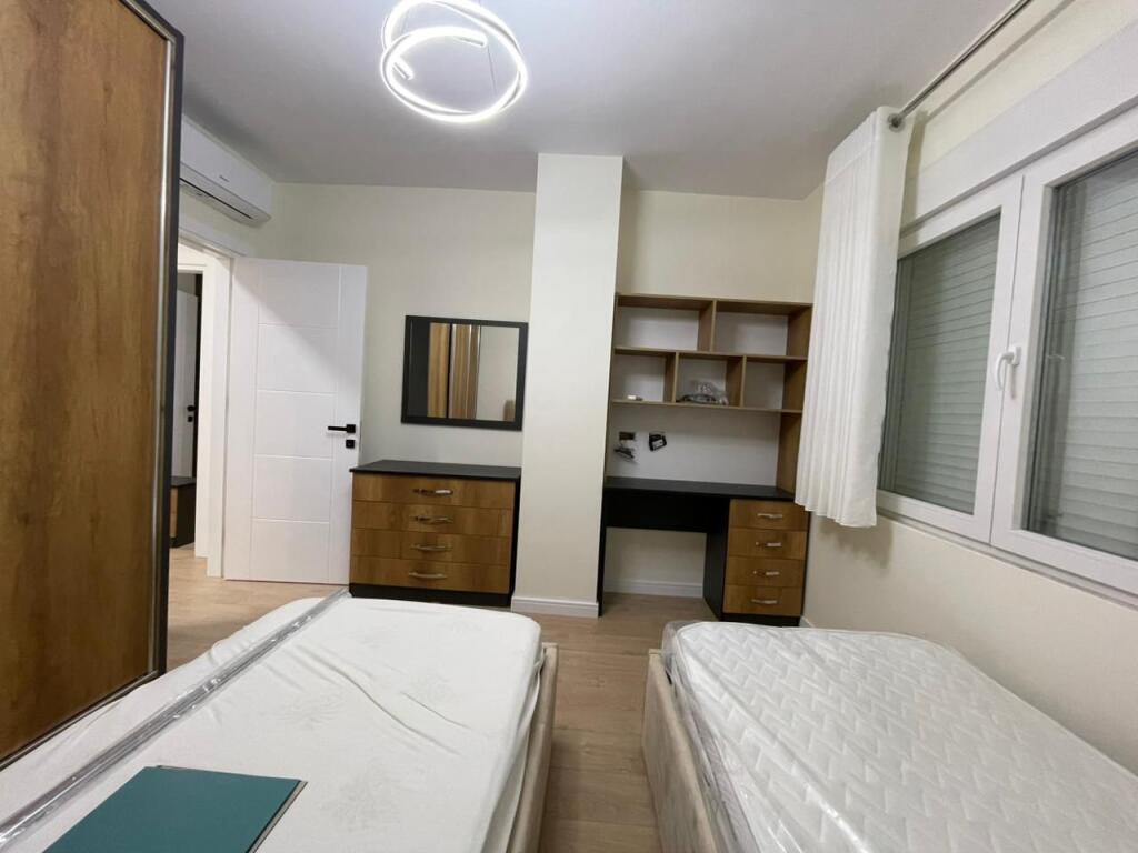 Apartament  2+1 per qira tek Komuna e Parisit.