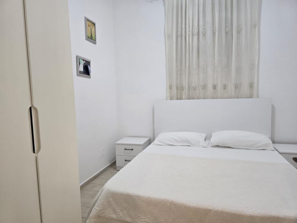 Apartament 1+1 me qira , Perballe Gjimnazit Petronini , Liqeni i Artificial.