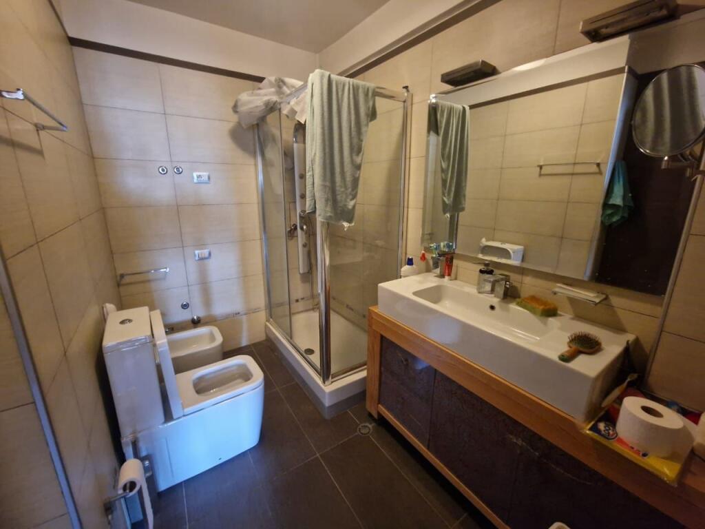 Shitet penthouse 2+1+2 tualete+3 ballkone te Zogu i Zi me cmim OKAZION 1800