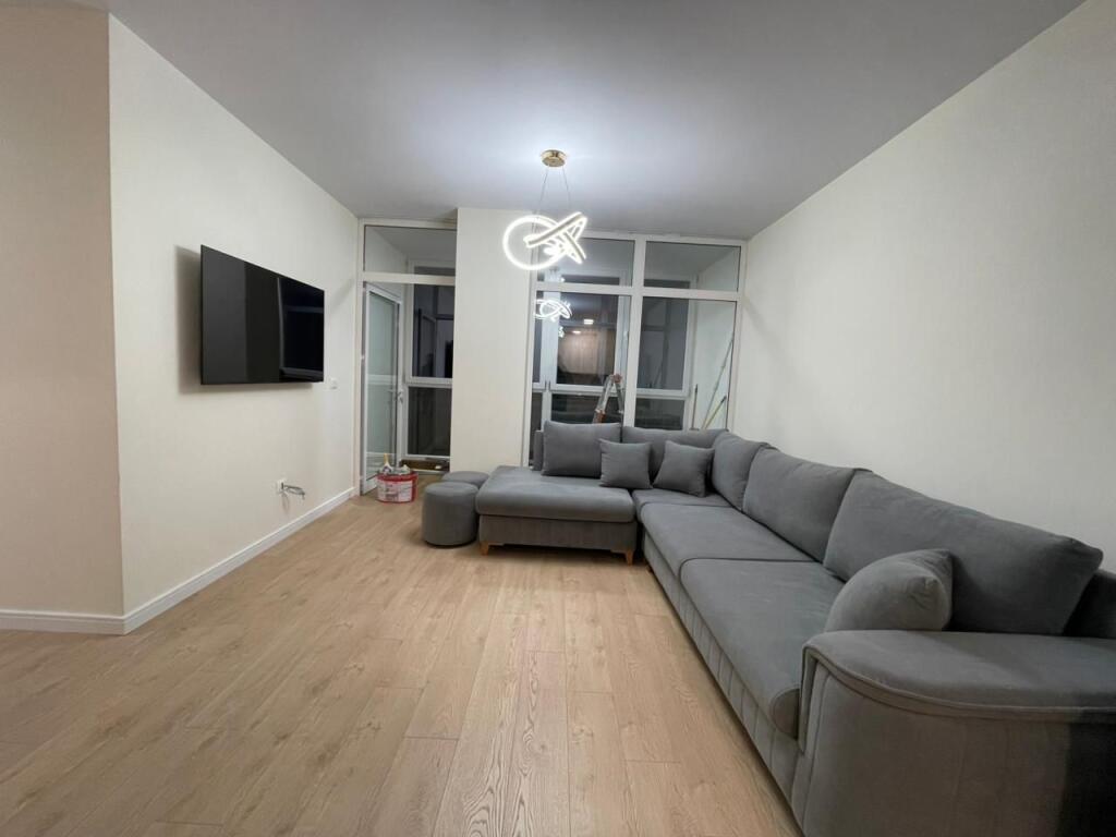 Apartament  2+1 per qira tek Komuna e Parisit.