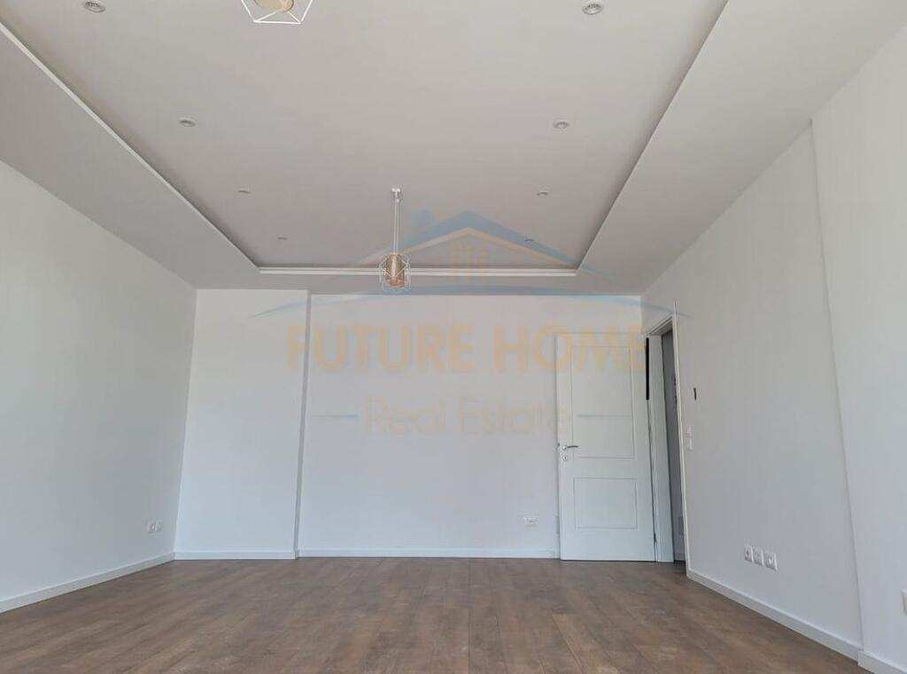 JEPET ME QERA ZYRE TEK LAKE VIEW