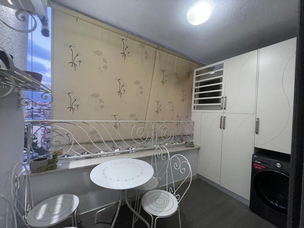 JEPET PËR QIRA APARTAMENT 2+1 TEK RRUGA E KOSOVARËVE !!