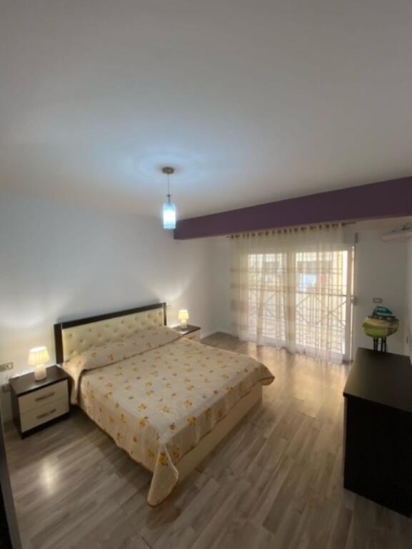 Tirane mbi Shkollën e Baletit Jepet me Qera Apt 1+1+A+BLK Kati i 2, 62 m2, Çmimi 40,000 Leke/Muaj.