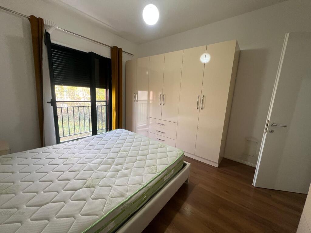 Disponojmë Apartament 1+1+Post Parkimi për Qera
